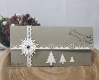 Gutschein- oder Geldgeschenkverpackung Grün-Weiß mit Christbäumen aus Kraftpapier